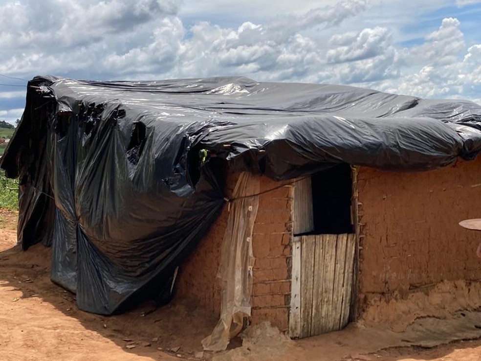 Indígenas moram em casas de taipa na aldeia Monte Alegre — Foto: Ascom MPF