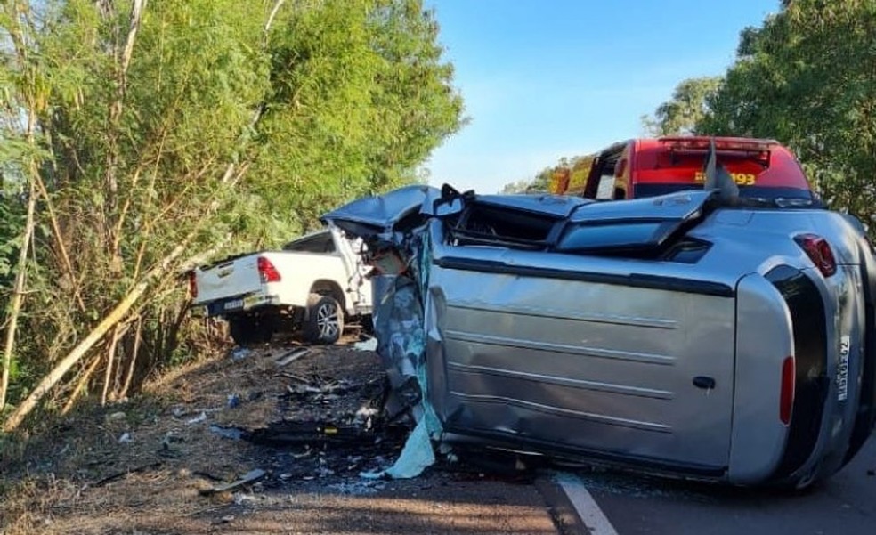 Criança e mais duas pessoas morrem em colisão entre caminhonete e jipe em rodovia de MS — Foto: Corpo de Bombeiros/Divulgação