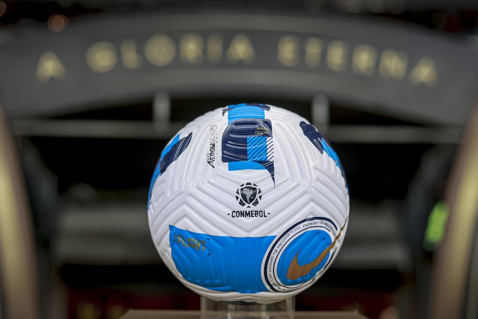 Bola da Libertadores no Mineirão, estádio onde o Atlético manda os jogos — Foto: Conmebol 