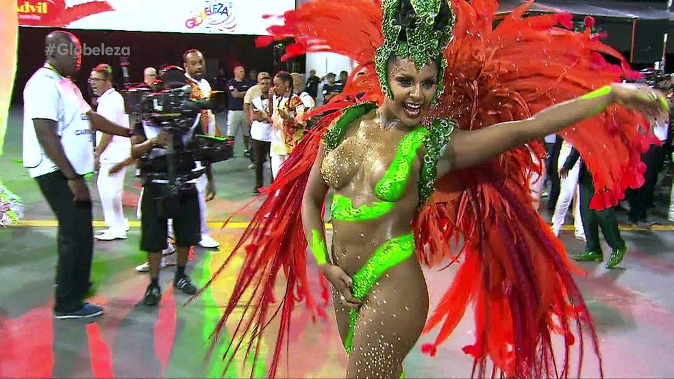 Tarine Lopes segura o tapa-sexo que se soltou durante o desfile da X-9 Paulistana (Foto: TV Globo/Reprodução)