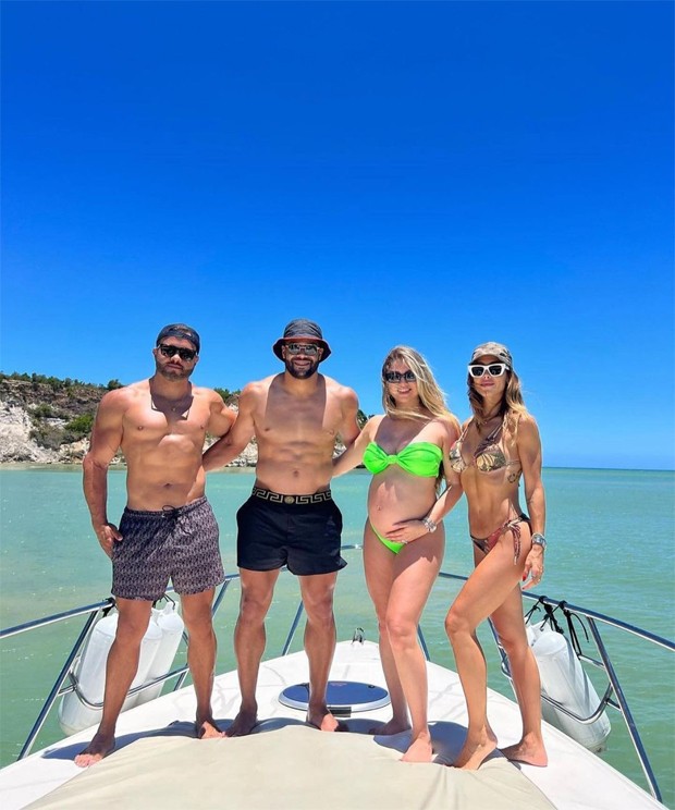 Hulk Paraíba e Camila Ângelo fazem passeio de barco com Maguila e Bella Falconi (Foto: Reprodução / Instagram)