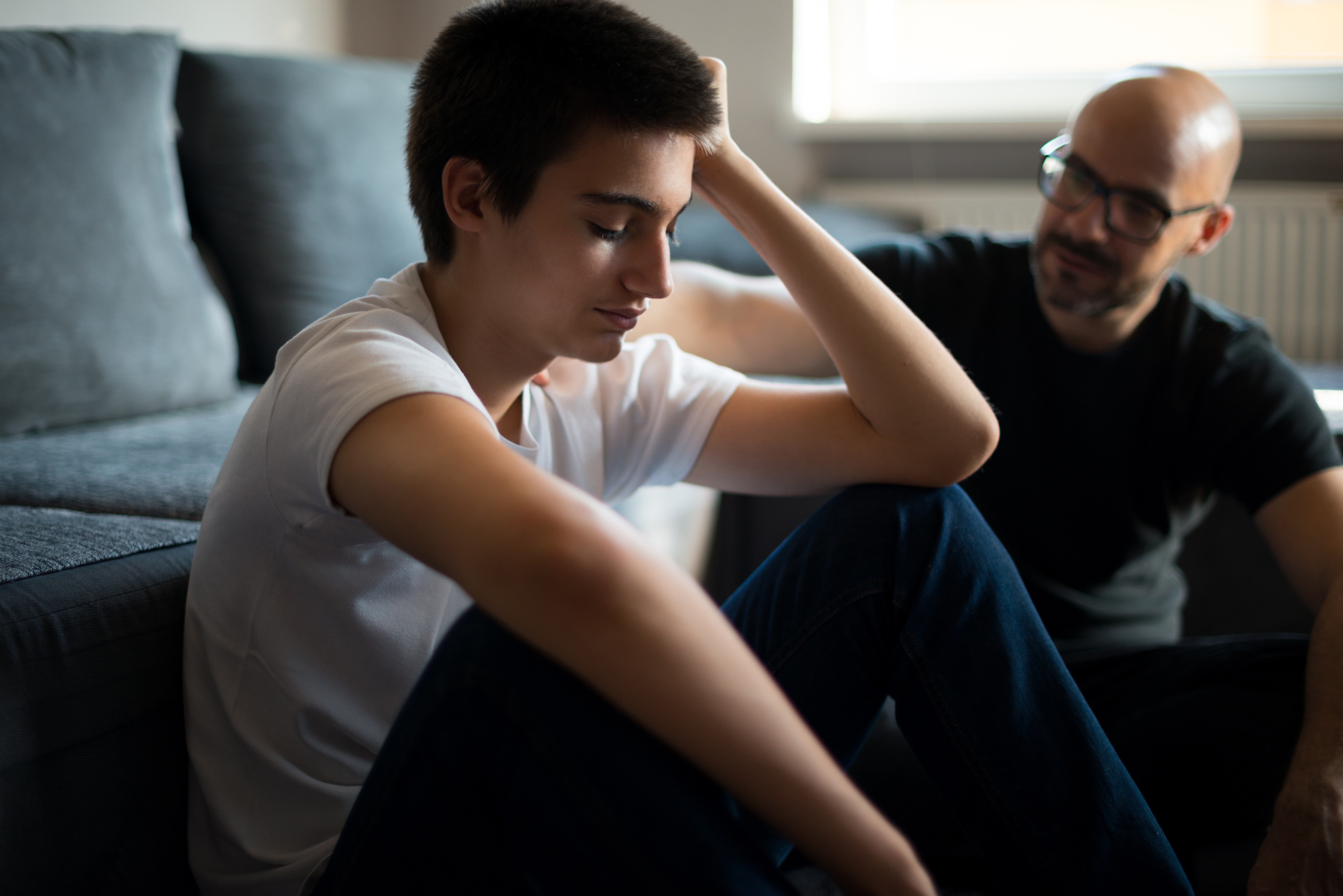 Pai e filho adolescente (Foto: GettyImages:Georgijevic)