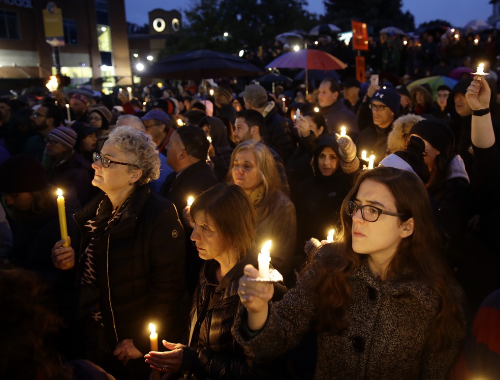 Pessoas seguram velas em vigília pelas vítimas do tiroteio na sinagoga Árvore da Vida em Pittsburgh (EUA) — Foto: Matt Rourke / AP Photo