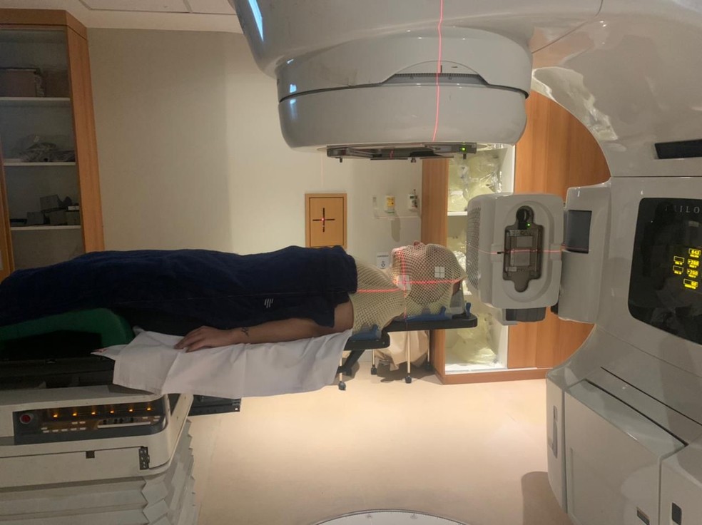 Jo&atilde;o Victor durante tratamento em uma sess&atilde;o de radioterapia &mdash; Foto: Arquivo pessoal