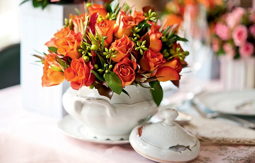 Rosas de cor viva e ruscos recheiam esta louça de porcelana, uma herança de família 