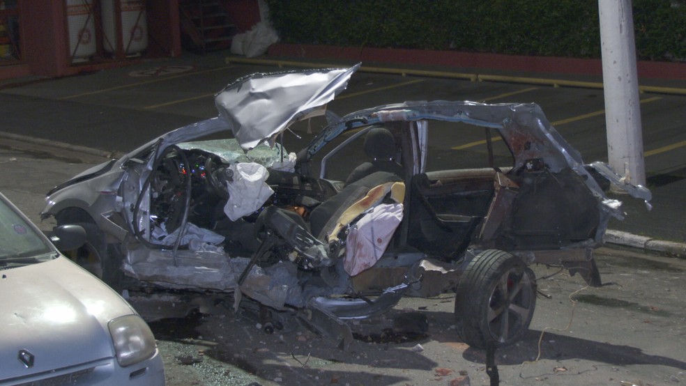 Carro destruído após colisão com poste na Zona Sul de SP, na madrugada deste domingo (5) — Foto: Marcelo Assunção/TV Globo