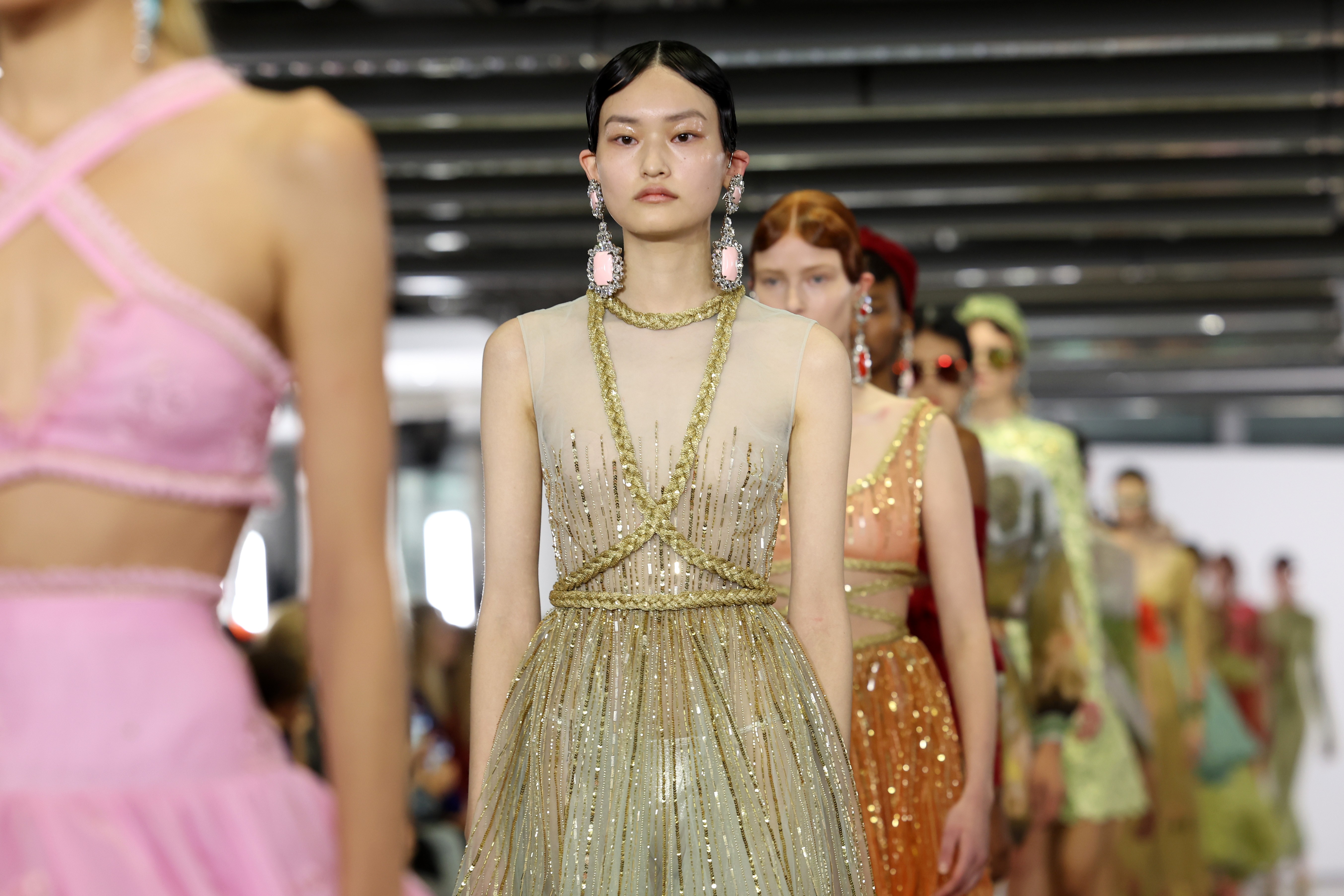 As produções de beleza na semana de moda em Paris (Foto: Reprodução/Getty Images)