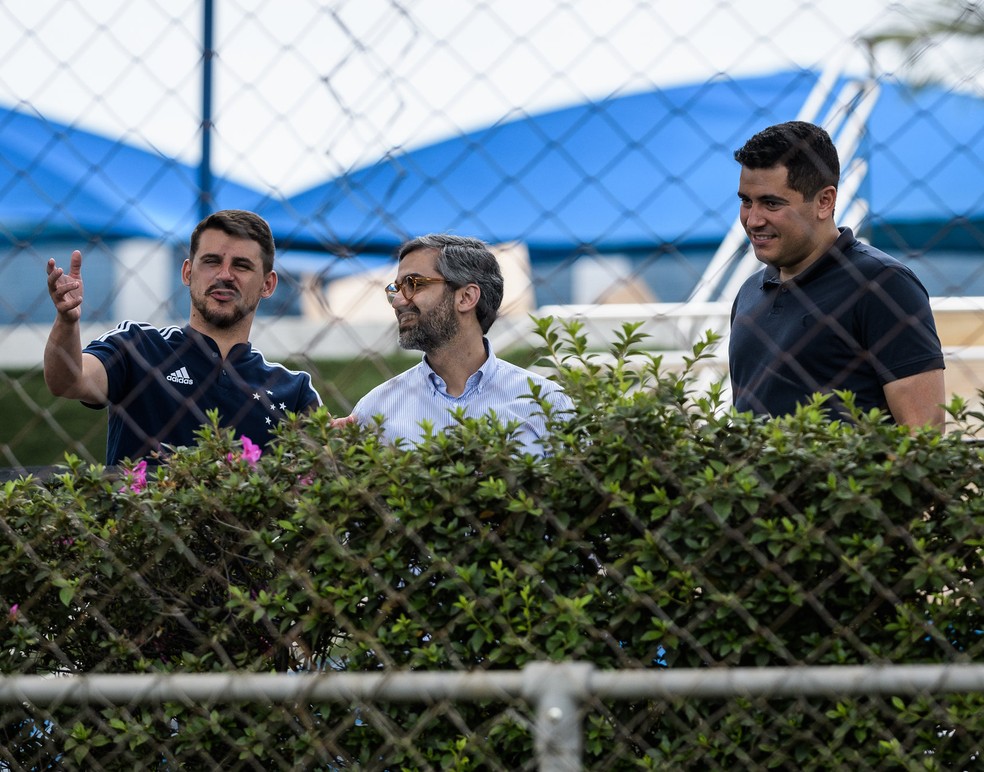 Pedro Costa, Gabriel Lima e Pedro Martins acompanham treino do Cruzeiro na Toca — Foto: Gustavo Aleixo/Cruzeiro