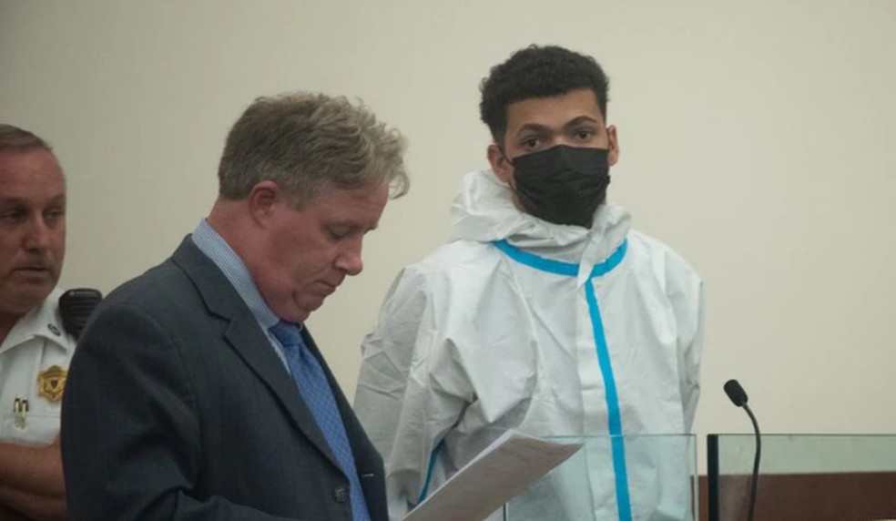 Patriky Sampaio Gomes (à direita), de 21 anos, é um dos brasileiros presos após tiroteio em festa em cidade americana — Foto: Reprodução