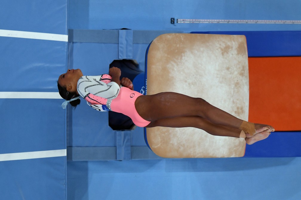 Rebeca Andrade durante salto que foi ouro nas Olimpíadas de Tóquio — Foto: Lionel BonaVenture / AFP