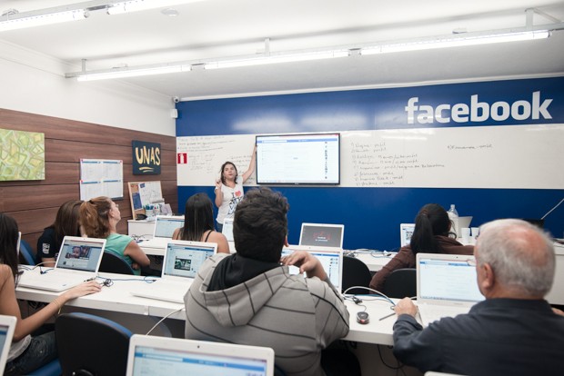 Moradores de Heliópolis assistem a aula de inovação em laboratório do Facebook (Foto: Marcelo Brandt/G1)