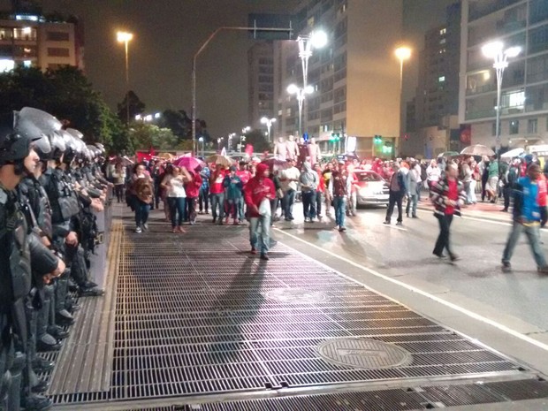 Participantes do ato caminham pela Avenida Paulista, acompanhados por policiais. (Foto: Roney Domingos/G1)