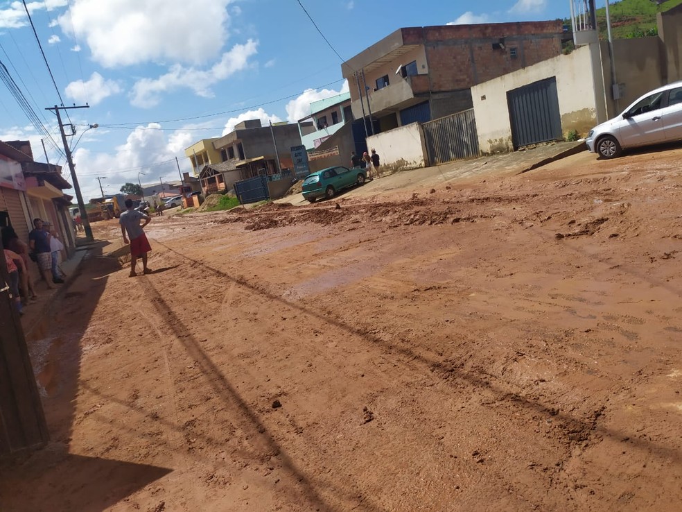 Rua também ficou tomada pela lama após chuva em Lambari (MG) — Foto: Divulgação/Andreia Ribeiro Vieira