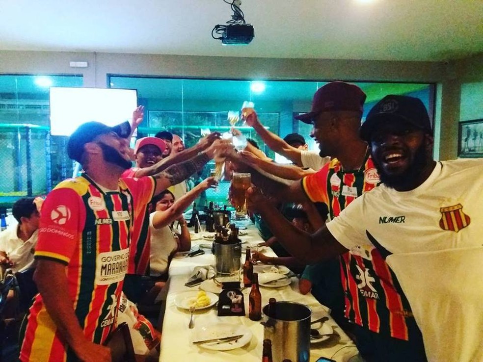 Após carreata, jogadores comemoraram em uma Churrascaria na capital (Foto: Sampaio / Divulgação)