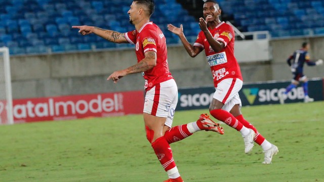 Rafinha marcou os dois gols do América