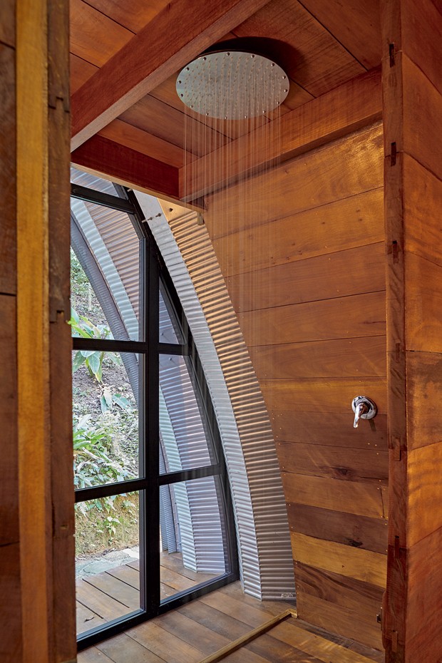 Boxe | A porta na esquadria de alumínio permite o acesso por fora e passar direto pela ducha de 50 cm de diâmetro com monocomando, da Grohe (Foto: Victor Affaro)