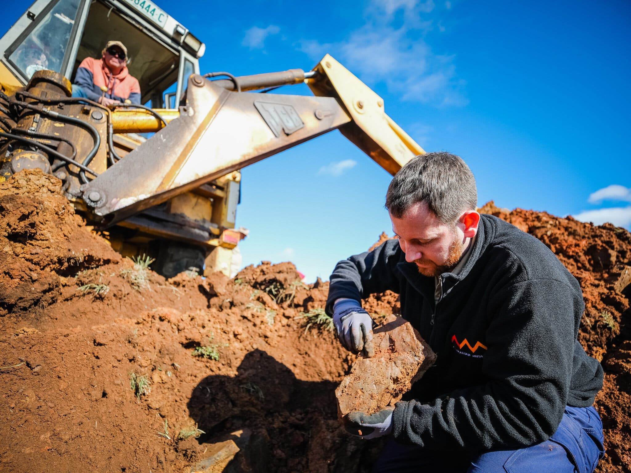 Matthew McCurry, curador de paleontologia do The Australian Museum, no local da escavação em McGraths Flat, na Austrália (Foto: Salty Dingo / Museu Australiano)