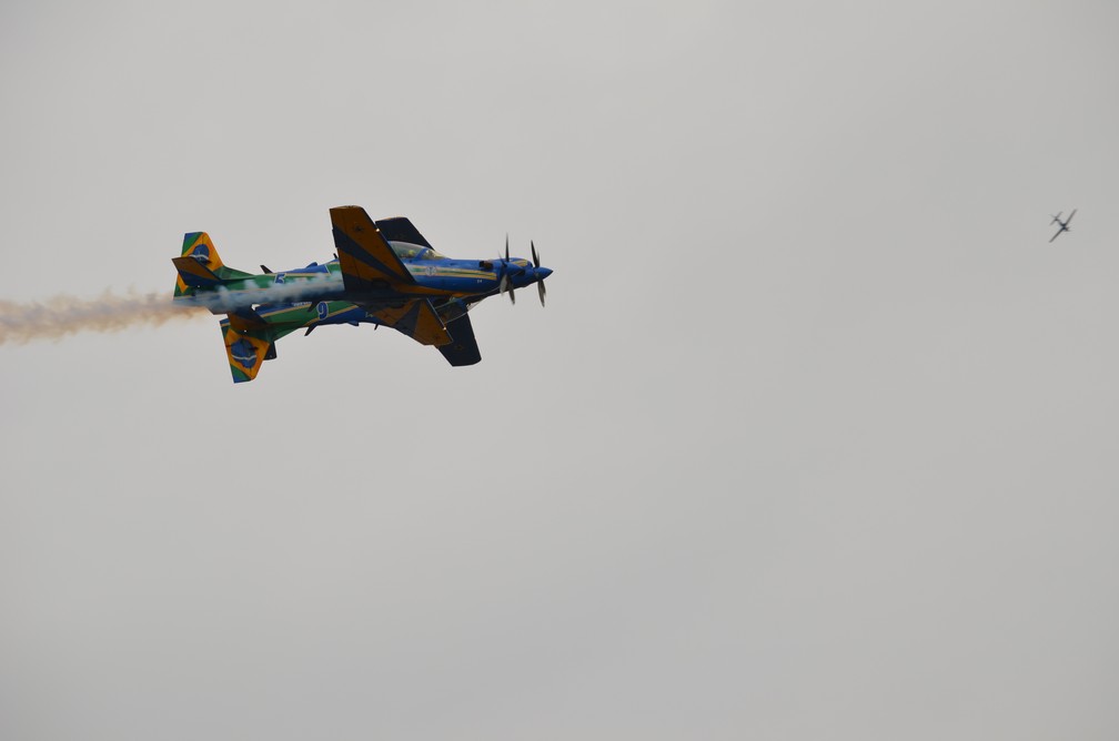 Domingo Aéreo tem apresentação da Esquadrilha da Fumaça, em Pirassununga — Foto: Ana Marin/g1