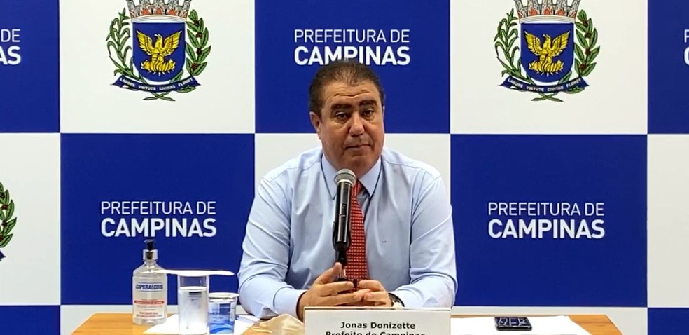 O prefeito de Campinas, Jonas Donizette, atualiza a situação da pandemia na metrópole nesta sexta-feira (11) em uma transmissão ao vivo — Foto: Reprodução/Facebook