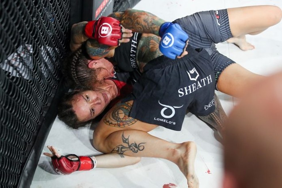 Restando 13 segundos para o fim do round, Juliana viu o árbitro encerrar a luta que valia o cinturão — Foto: Bellator / Divulgação