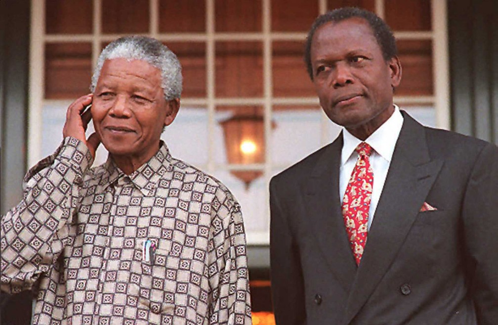 Sidney Poitier com Nelson Mandela na Cidade do Cabo em 1995 — Foto: Anna ZIEMINSKI / AFP