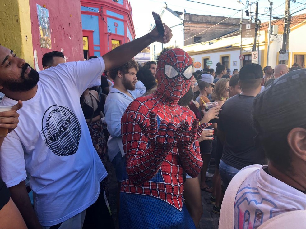 Homem Aranha foi para Olinda conferir as prévias de carnaval, neste domingo (27). — Foto: Pedro Alves/G1