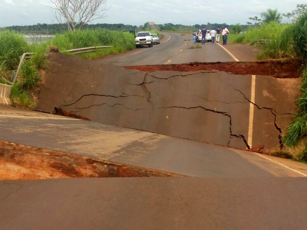 Uma das pontes que liga o Paraná ao Mato Grosso do Sul desabou com o excesso de chuva (Foto: Divulgação/ Polícia Rodoviária Federal)