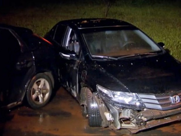 Carros ficam danificados após serem atingidos por temporal em Brasília (Foto: TV Globo/Reprodução)
