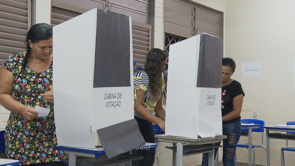 Comunidade escolar participa de votação no CEF 1 do Riacho Fundo — Foto: TV Globo/Reprodução