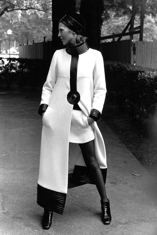 From French Fashion designer, Pierre Cardin, a long white coat trimmed with black and worn over a short white skirt and black tights and shoes. This is part of the French Fashion collection in Paris.   (Photo by Evening Standard/Getty Images) (Foto: Getty Images)