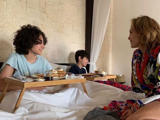 Jennifer Lopez leva café na cama para celebrar aniversário dos filhos gêmeos