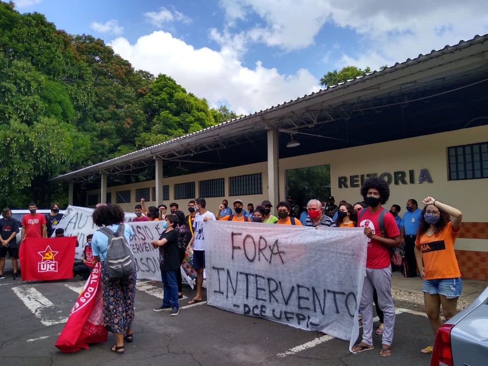 Universitários fazem protesto contra nomeação de reitor da UFPI, em Teresina — Foto: Arquivo pessoal