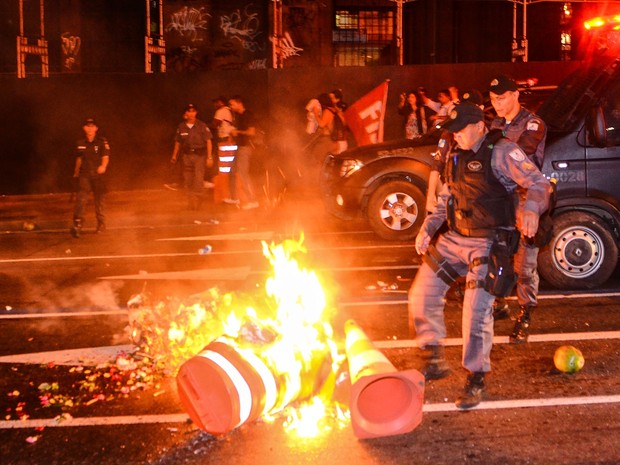 Manifestantes queimaram cones de sinalização durante protesto no Rio (Foto: Marcelo Fonseca/Brazil Photo Press/ Estadão Conteúdo)