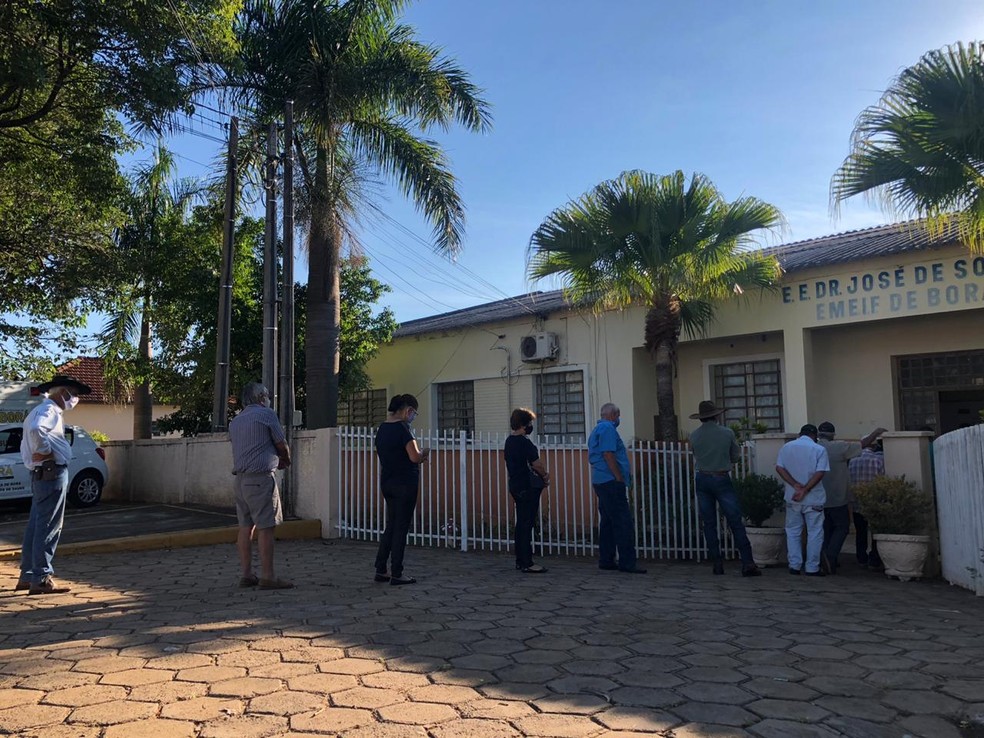 BORÁ (SP), fila formada logo pela manhã no menor colégio eleitoral do estado do SP — Foto: Fábio Linhares/TV TEM