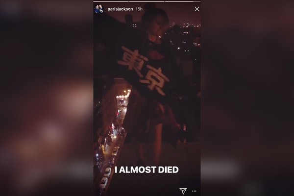 A filha de Michael Jackson, Paris Jackson, tentando se equilibrar no parapeito de um prédio em Nova York (Foto: Instagram)