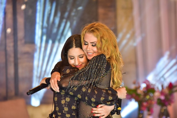 Joelma se emociona em live ao cantar com a caçula, Yasmin (Foto: Leo Franco/AgNews)