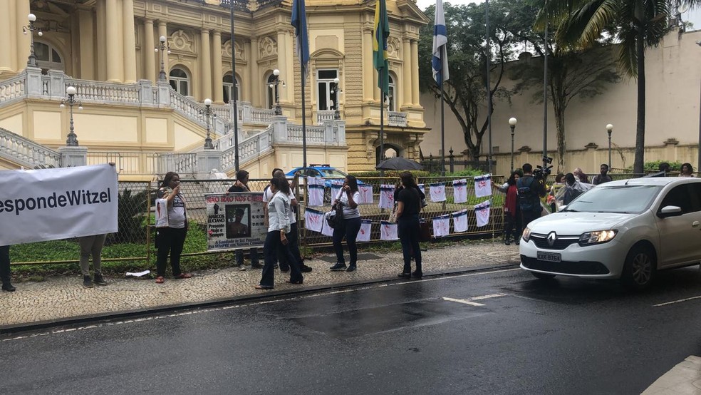 Protesto estendeu camisas manchadas na grade do Palácio Guanabara — Foto: Bárbara Carvalho/GloboNews