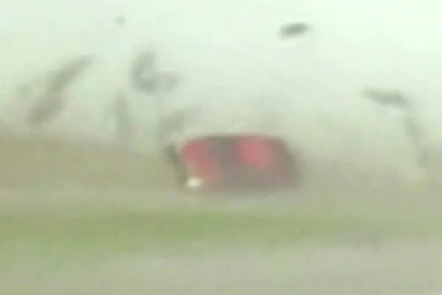 Jovem é 'engolido' por tornado enquanto dirigia para casa após entrevista de emprego (Foto: reprodução/NY Post )