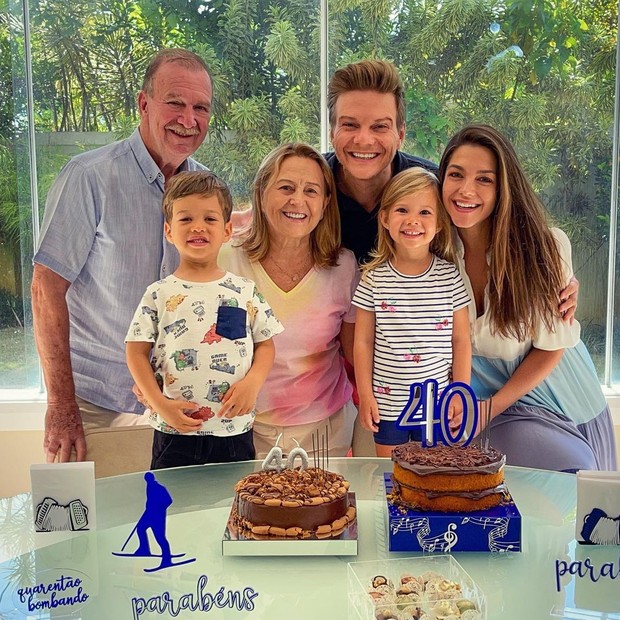 Michel Teló com os pais, os filhos e a mulher, Thais Fersoza (Foto: Reprodução/Instagram)
