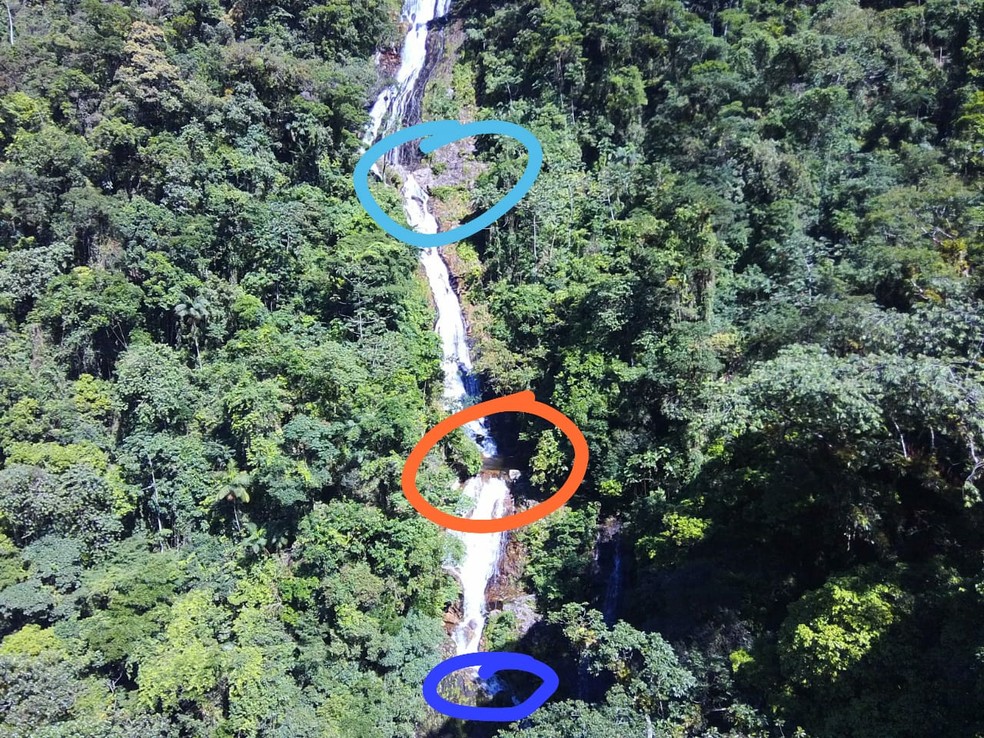 Em imagem da cachoeira, ponto azul escuro mostra base, de onde parte da equipe de resgate saiu. Ponto laranja foi onde o corpo foi encontrado. O ponto azul claro é de onde a vítima provavelmente caiu — Foto: GRM/Divulgação
