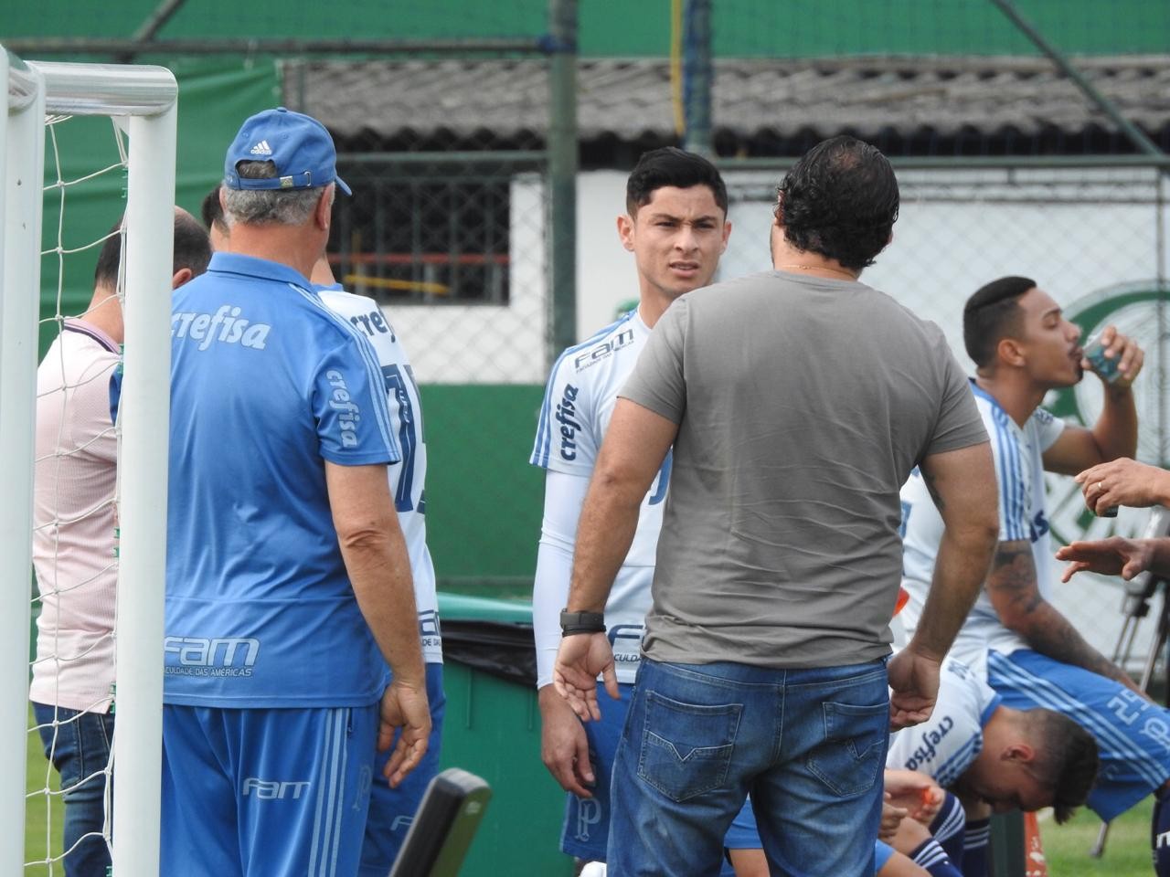 Lateral-esquerdo treina em campo na Academia e pode enfrentar o Grêmio
