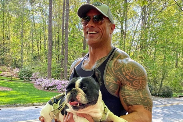 The Rock se surpreende com semelhança de sósia policial: Uau