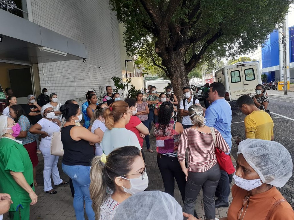 Profissionais fizeram protesto diante do HGV, em Teresina. — Foto: Divulgação/Senatepi