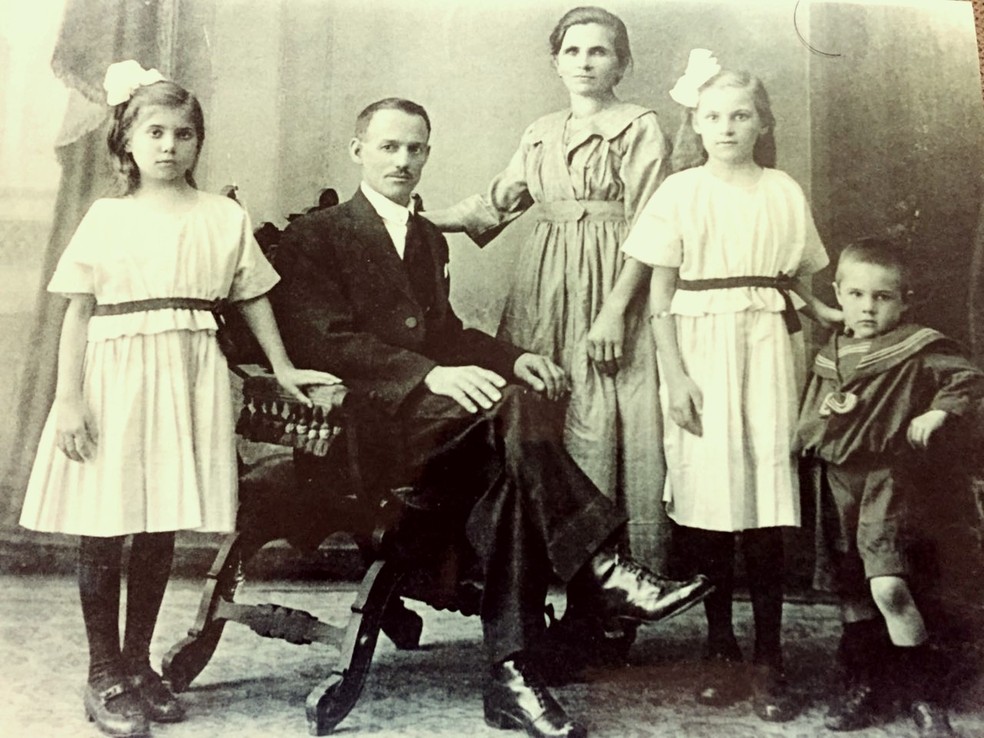 Luiz Villanova (à dir.) em foto de família nos anos 1920 após ele e seu pai se curarem da gripe espanhola — Foto: Arquivo pessoal