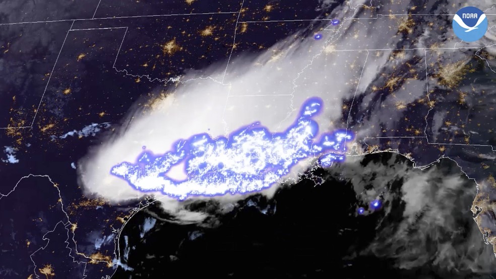Imagem de satélite fornecida pela NOAA (Administração Nacional Oceânica e Atmosférica dos EUA) mostra um complexo de tempestades que contém o mais longo flash único (raio) do mundo, que cobriu uma distância horizontal de 768 km, em partes do sul dos Estados Unidos, em 29 de abril de 2020 — Foto: NOAA via AP