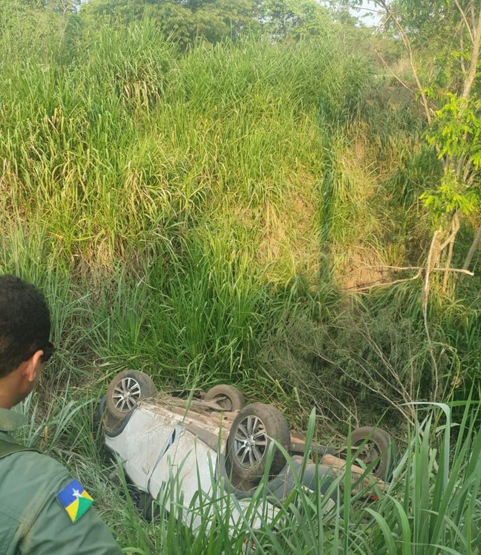 Carro de dentista saiu da pista e capotou, segundo PRF — Foto: NOA/Reprodução