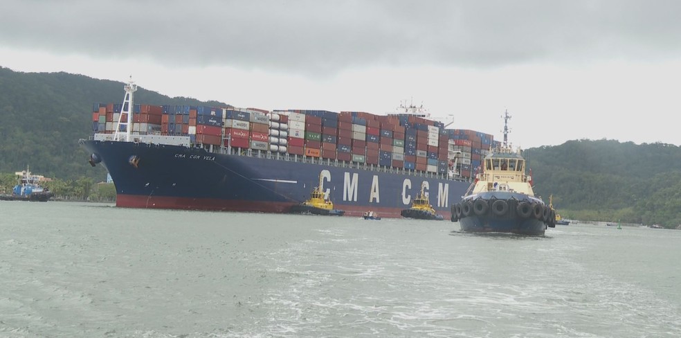 Navio porta-contêineres de 347 metros de comprimento atraca no Porto de Santos, SP — Foto: Reprodução/TV Tribuna