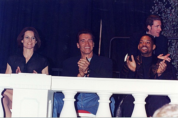 Sigourney Weaver, Arnold Schwarzanegger e Will Smith em foto de setembro de 1996 (Foto: Getty Images)