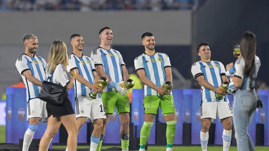 Com a taça da Copa, Dibu Martínez repete gesto polêmico com jogadores da Argentina