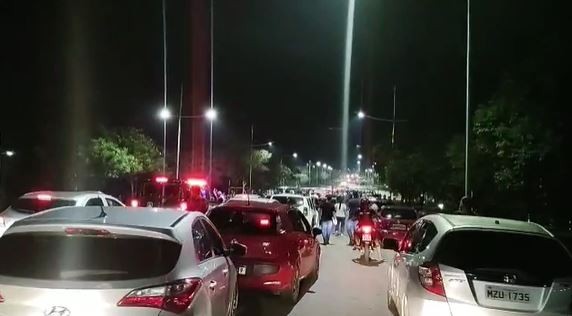 Motoristas enfrentam congestionamento em ponto alagado próximo à Ufac